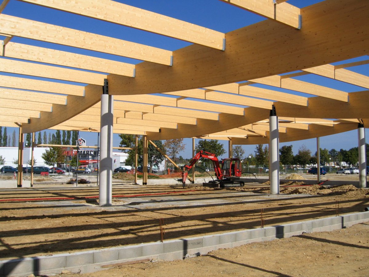 <p>L’architecture industrielle ne se limite plus à l’utilitaire. Aujourd’hui, les bâtiments industriels doivent conjuguer performance technique, évolutivité, durabilité et intégration paysagère. Qu’il s’agisse d’usines, d’ateliers, de plateformes logistiques ou d’unités de production, chaque programme impose des exigences spécifiques que CDA-Architecture prend en compte dès les premières phases d’étude.</p>